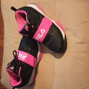 Woman's Fila's black and pink size 6
